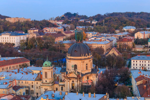 Luftaufnahme der Dominikanischen Kathedrale und des historischen Zentrums von Lviv, Ukraine. Stadtbild von Lwow. Blick vom Lemberger Rathaus - Foto, Bild