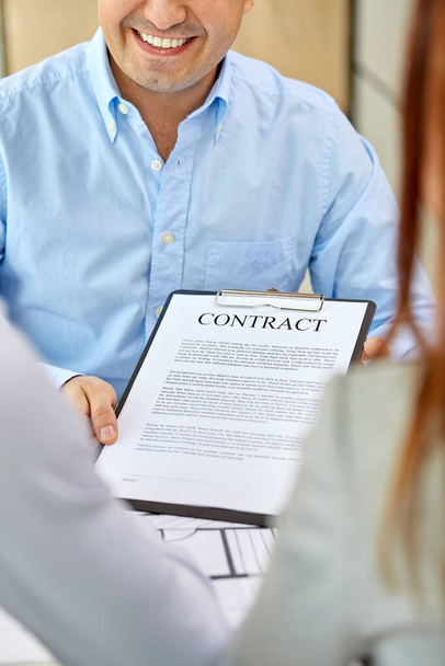realtor showing contract document to customers - Zdjęcie, obraz