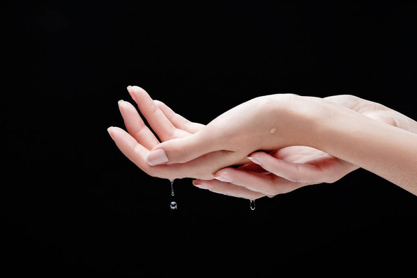 Κλείστε τα γυναικεία χέρια και σταγόνες νερού. - Φωτογραφία, εικόνα