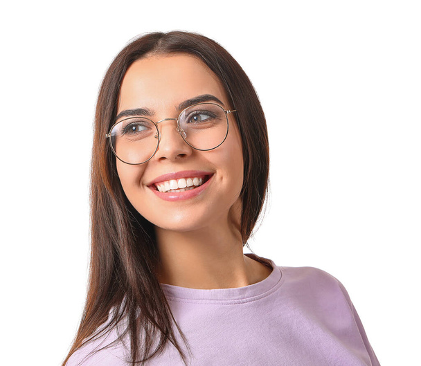 Młoda kobieta w stylowych okularach na białym tle - Zdjęcie, obraz