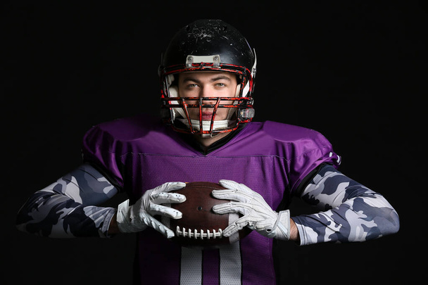 Giocatore di football americano su sfondo scuro - Foto, immagini