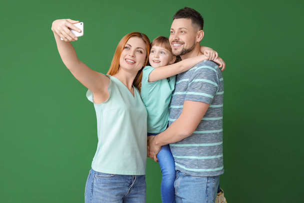 Family taking selfie sur fond de couleur - Photo, image