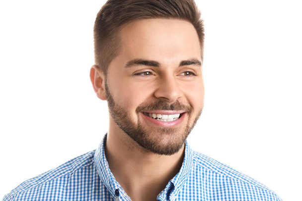 Szép, mosolygós fiatalember fehér háttér - Fotó, kép