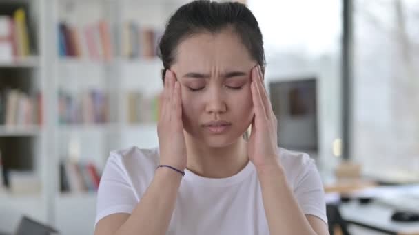 Portré a stresszes fiatal ázsiai nő, akinek fejfájás - Felvétel, videó