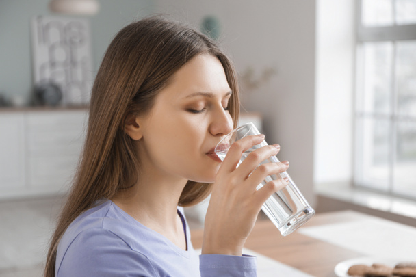 Mulher bonita bebendo água em casa - Foto, Imagem