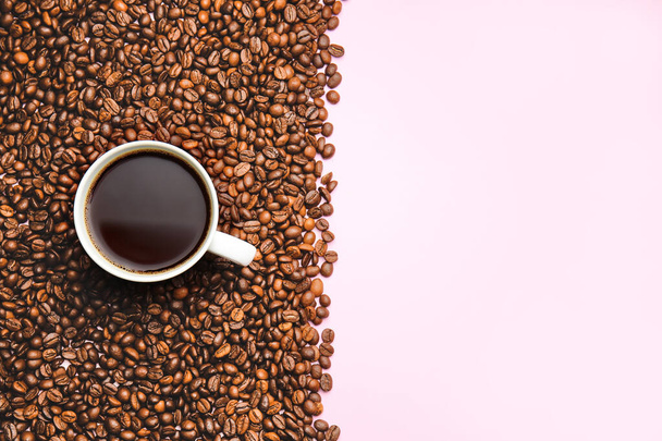 ホットコーヒーと豆のカップの色の背景 - 写真・画像