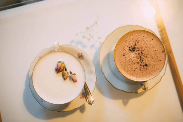 Hot chocolate served with flower decoration. New barista style. - Foto, afbeelding