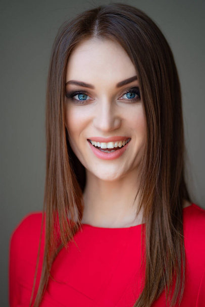 Портрет крупным планом красивая девушка длинные волосы в красном
  - Фото, изображение