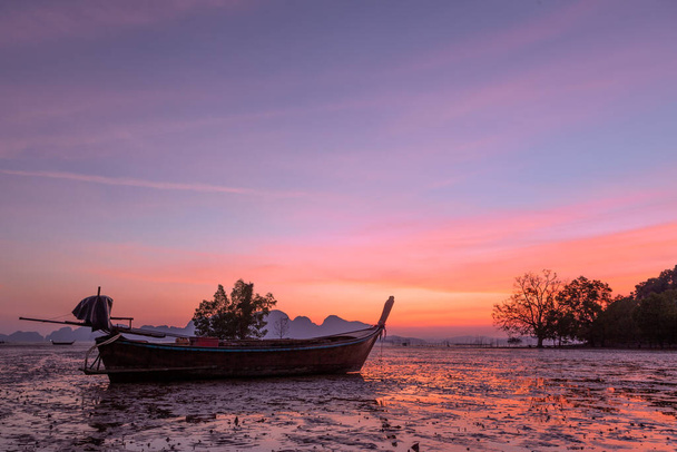 Kalastusveneet ankkuroitu, kun vuorovesi laskee aamulla Phangnga Bay Thaimaassa
 - Valokuva, kuva