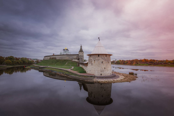The mouth of the Pskova river. Confluence of the Pskova and Velikaya rivers. The Ploskaya tower. Pskov, Russia - Foto, immagini