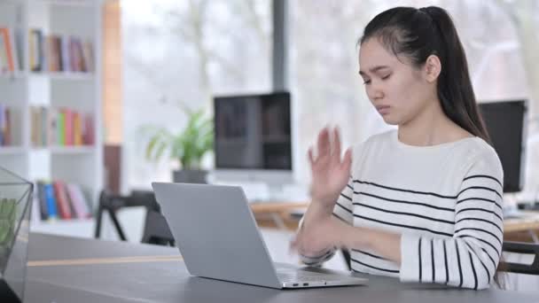 Χρήση φορητού υπολογιστή από νεαρή Ασιάτισσα γυναίκα με πονοκέφαλο στο γραφείο  - Πλάνα, βίντεο