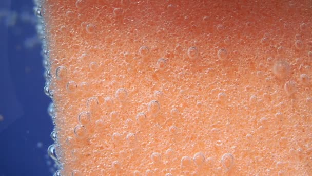éponge orange pour laver la vaisselle, ou éponge corporelle avec bulles, sous l'eau, mise au point sélective. hygiène, macro
 - Séquence, vidéo
