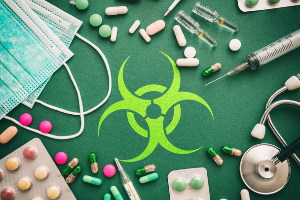 Vírus flat lay, conceito de terapia. Sinal de vírus no fundo verde com madicina e ferramentas médicas, vista superior
 - Foto, Imagem