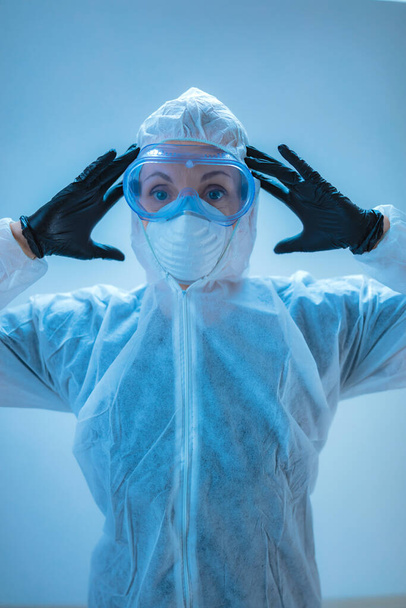 Médico, científico en traje de cuerpo completo para la prevención de virus y enfermedades
. - Foto, imagen