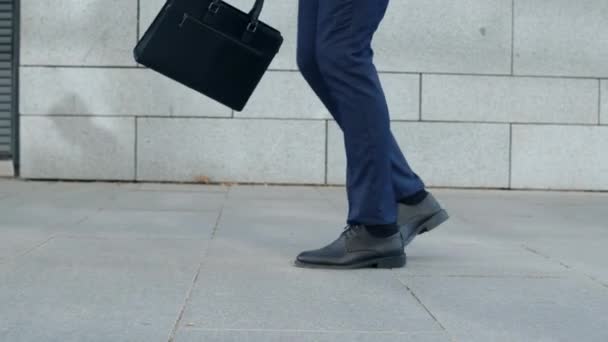Los pies de hombre de negocios bailan solos en la calle. Empleado con maletín en la mano
 - Imágenes, Vídeo