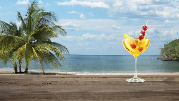 Літній освіжаючий коктейль з морським або океанським пляжем на фоні
 - Фото, зображення