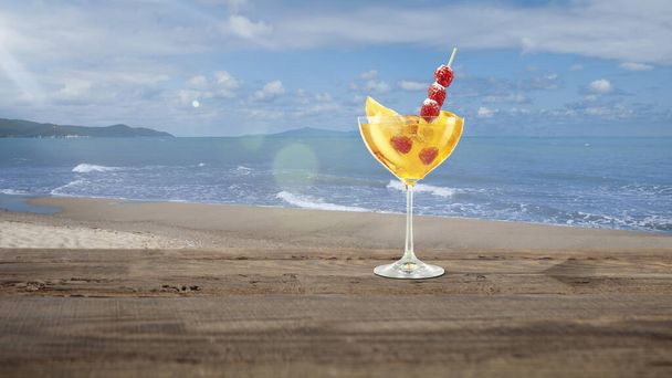 Kesä virkistävä cocktail meren tai valtameren rannalla taustalla
 - Valokuva, kuva