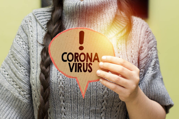closeup mão segurando bolha de fala da caixa com sinal de coronavírus de aviso
 - Foto, Imagem