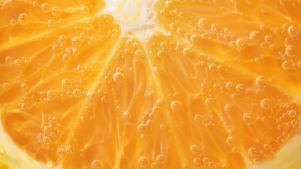 fruta naranja primer plano. burbujas macro bajo el agua. fondo, el uso de fruta para el jugo. fruta jugosa madura
 - Metraje, vídeo