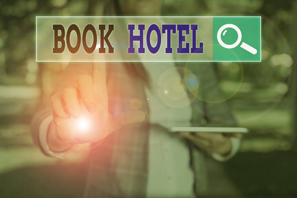 Szöveg tábla mutatja Book Hotel. Fogalmi fotó egy megállapodás, hogy egy szállodai szoba vagy szállás. - Fotó, kép