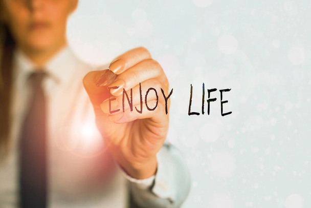 Texto de escritura de palabras Enjoy Life. Concepto de negocio para tener un punto de vista feliz y una perspectiva positiva en la vida
. - Foto, Imagen
