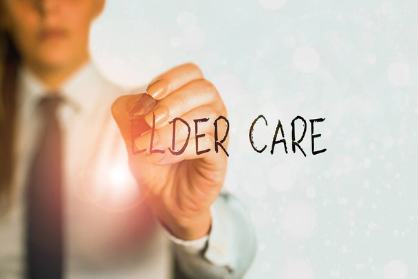 Tekst schrijven Elder Care. Bedrijfsconcept voor de verzorging van ouderen die hulp nodig hebben bij medische problemen. - Foto, afbeelding