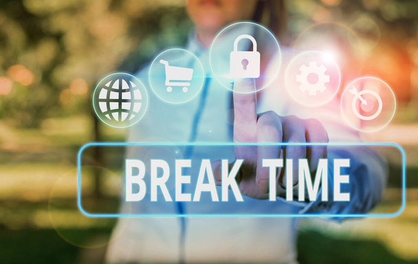 Pisanie tekstu Break Time. Koncepcja biznesowa dotycząca planowanego czasu, w którym pracownicy przestają pracować na krótki okres. - Zdjęcie, obraz