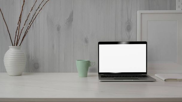 Close up widok modny obszar roboczy z pustym ekranem laptop, dekoracje i miejsca do kopiowania na marmurowym biurku z białym nowoczesnym rustykalnym ścianie  - Zdjęcie, obraz