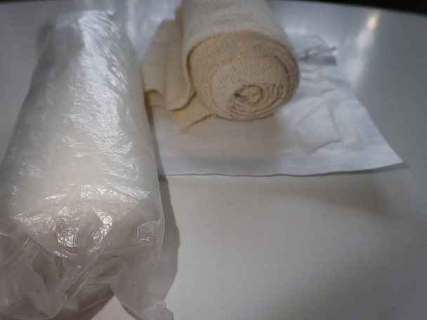 sterilemedizinische Textilbinde zur Abdeckung von Wunden - Foto, Bild