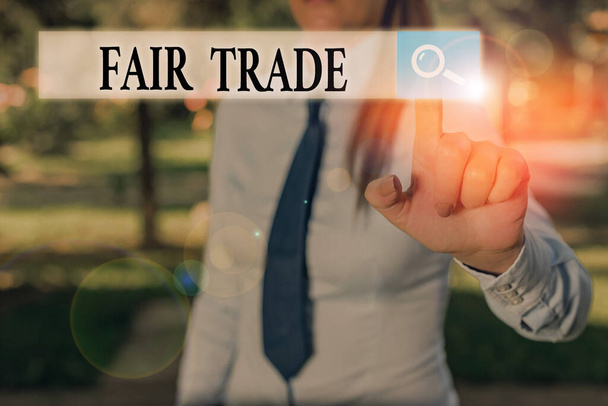 Píšu dopis ukazující Fair Trade. Obchodní fotografie předvádějící nákup zboží přímo od výrobců v rozvojových zemích. - Fotografie, Obrázek