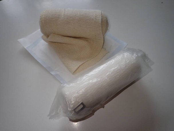 стерильная тканевая повязка для покрытия ран
 - Фото, изображение