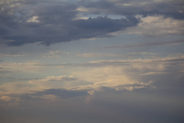 Schöner romantischer Abendhimmel mit Wolken. Natur - Foto, Bild
