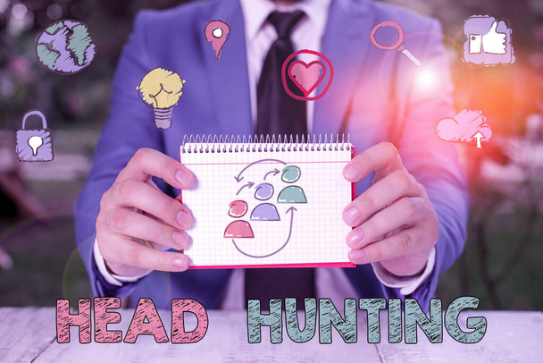 Escribiendo una nota que muestra Head Hunting. Foto comercial que muestra el proceso de reclutamiento de un empleado potencial o potencial
. - Foto, imagen