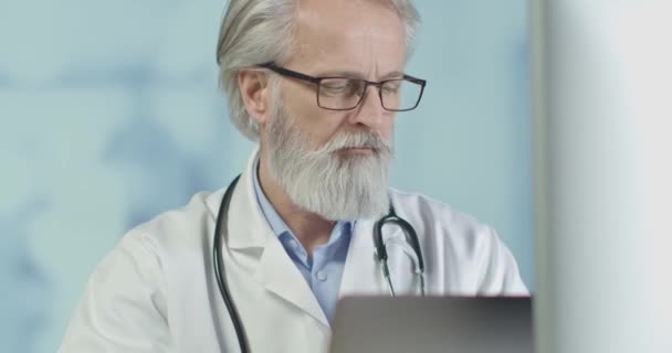 Zbliżenie lekarza w jego biurze, oglądającego zdjęcia rentgenowskie i tomografię. Zakażenie koroną - Materiał filmowy, wideo