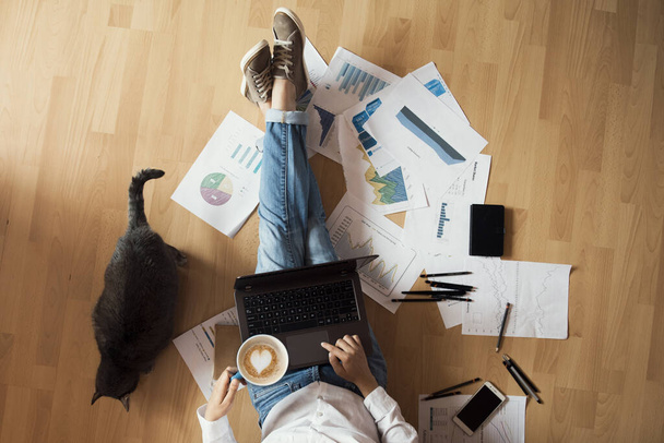 woman working from home - top view - Foto, Bild
