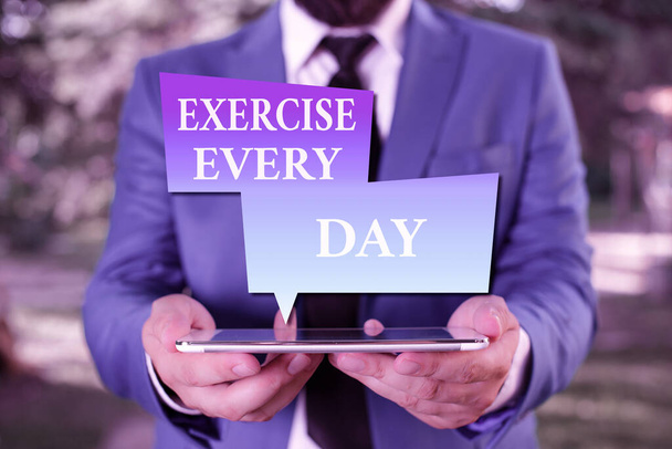 Textaufgaben jeden Tag. Businesskonzept, um Körper energisch zu bewegen, um fit und gesund zu werden Geschäftsmann in blauer Anzug mit Krawatte hält Laptop in den Händen. - Foto, Bild