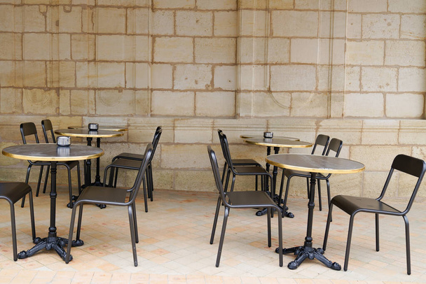 Пустые ретро столы и стулья на открытой террасе кафе в Бордо Франция
 - Фото, изображение