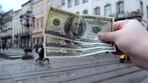Tři sta dolarů bankovky na rozmazaném pozadí evropských - Záběry, video