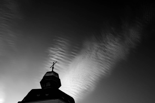Группа милых перистых облаков над куполом
. - Фото, изображение