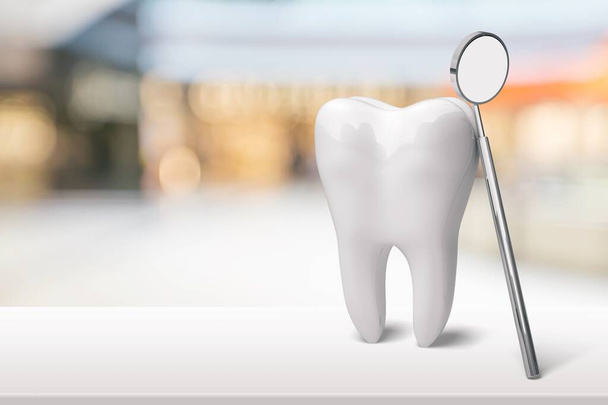 Зеркало большого зуба и стоматолога, концепция здоровья
 - Фото, изображение