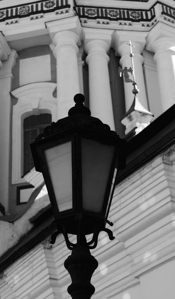 Прекрасный декоративный фонарь на церковном дворе
. - Фото, изображение