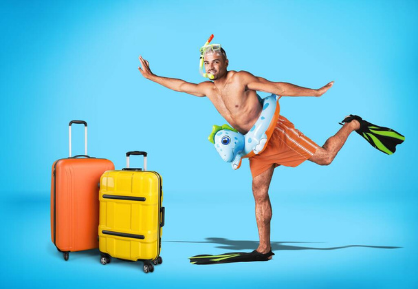 young man with  suitcases  and in flippers  - Foto, imagen