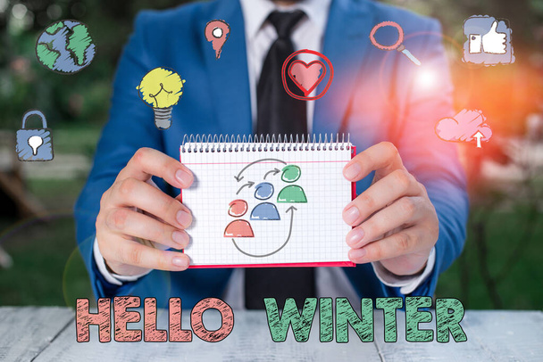 Escrevendo uma nota mostrando Hello Winter. Foto de negócios mostrando a estação mais fria do ano em zonas polares e temperadas
. - Foto, Imagem