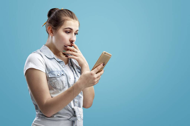shocked young woman with smartphone  - Фото, зображення