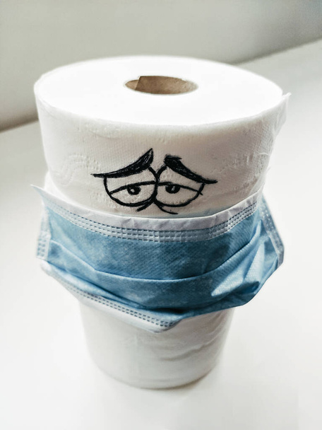 Χαρτί τουαλέτας σε καραντίνα άρρωστος με μάσκα. Έννοια του coronavirus - Φωτογραφία, εικόνα
