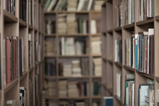 police na knihy v knihovně, retro efekt - Fotografie, Obrázek