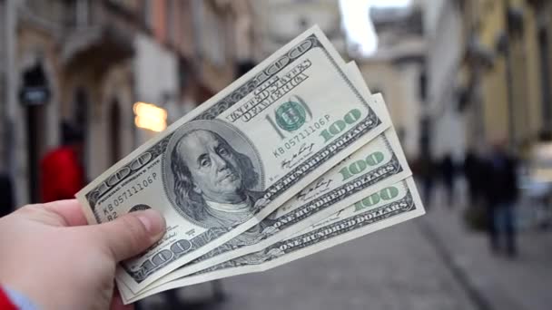 Tři sta dolarů bankovky na rozmazaném pozadí evropských - Záběry, video