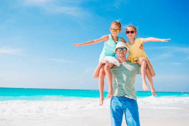 Father and kids enjoying beach summer vacation - Valokuva, kuva