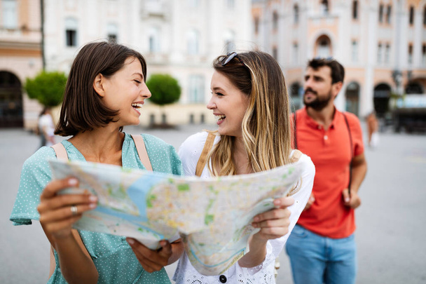 Joyeuses voyageuses touristes visites avec carte à la main - Photo, image