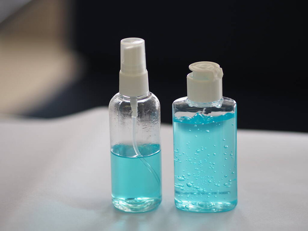 alkoholische 70% in klaren Plastikflaschen Spray und Händedesinfektionsgel auf weißem Tisch waschen sauber schmutzig zu verhindern, dass Keime schützen Colona-Virus, Covid 19 - Foto, Bild
